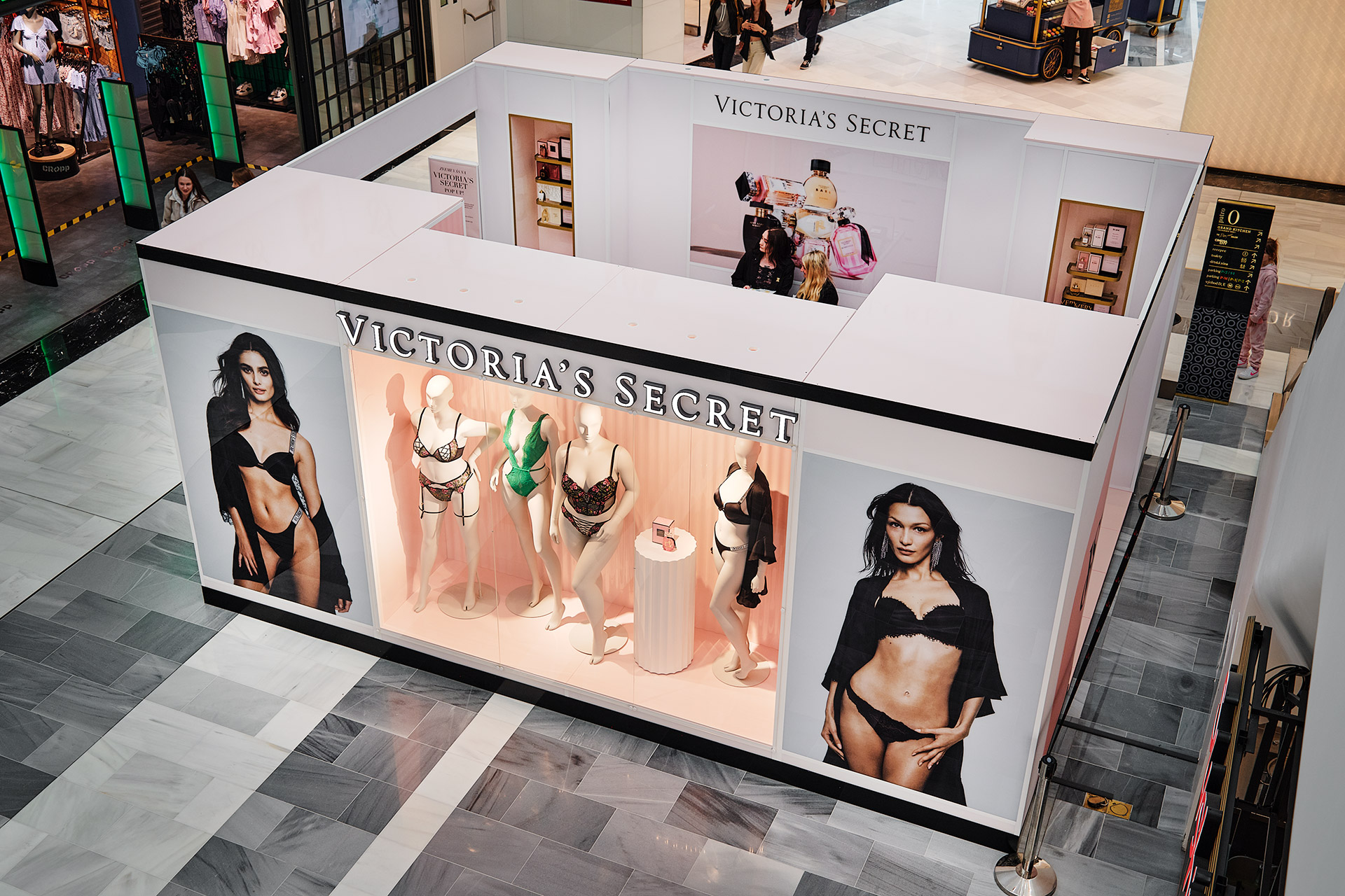 Nowoczesna wyspa handlowa zaprojektowana dla marki Victoria's Secret.