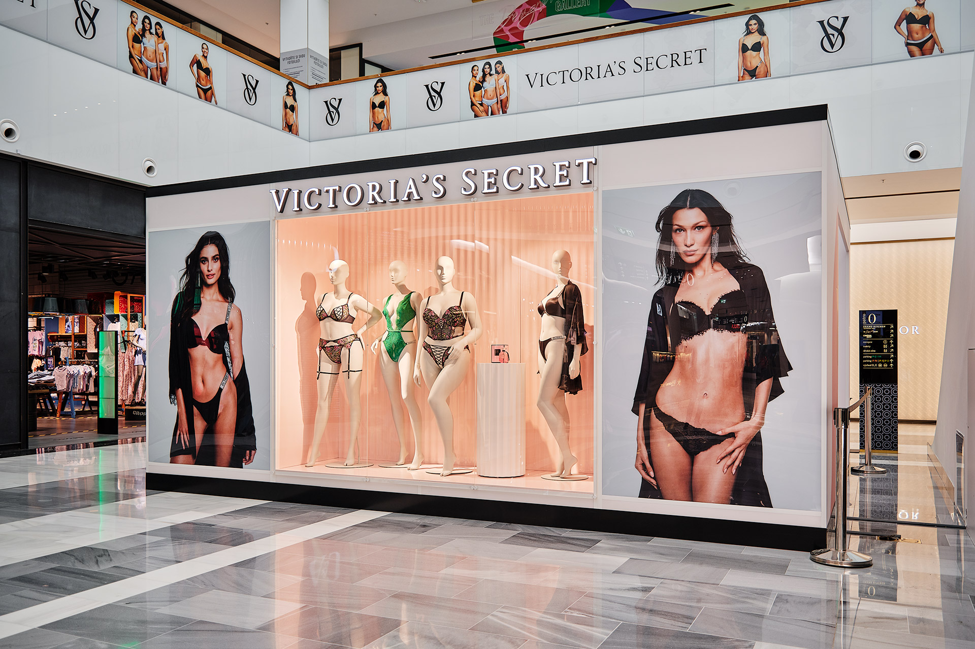 Sklep tymczasowy typu pop-up store zrealizowany dla marki Victoria's Secret. Wyspa handlowa w praskiej galerii Westfield