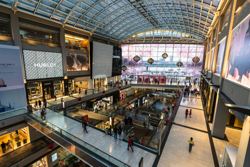 Oświetlenie w retailu — jak podkreślić ekspozycję produktu i przyciągnąć uwagę